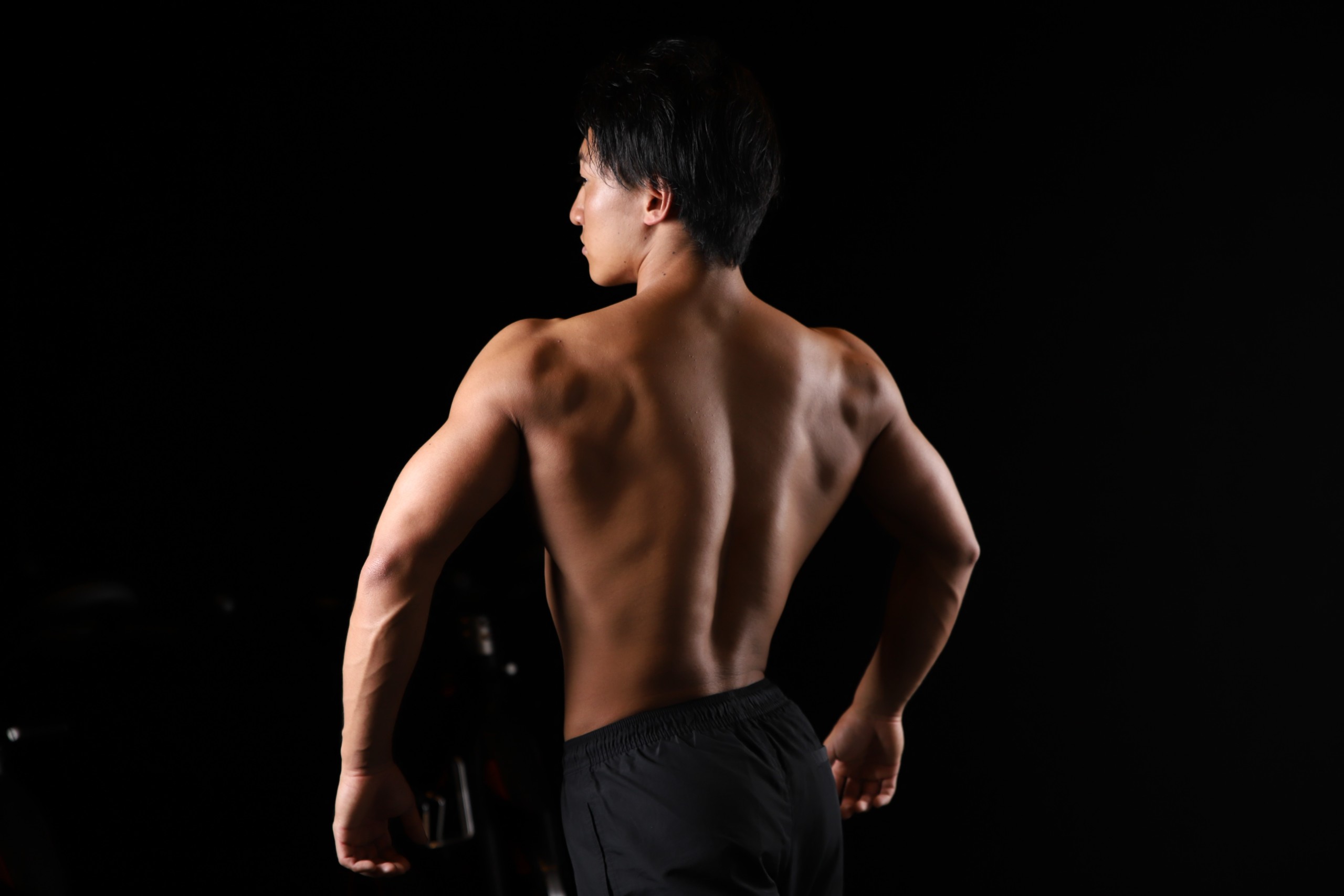 ダンベルで広背筋を鍛える方法7選 背中を引き締める効果的なトレーニングを解説 Retio Body Design